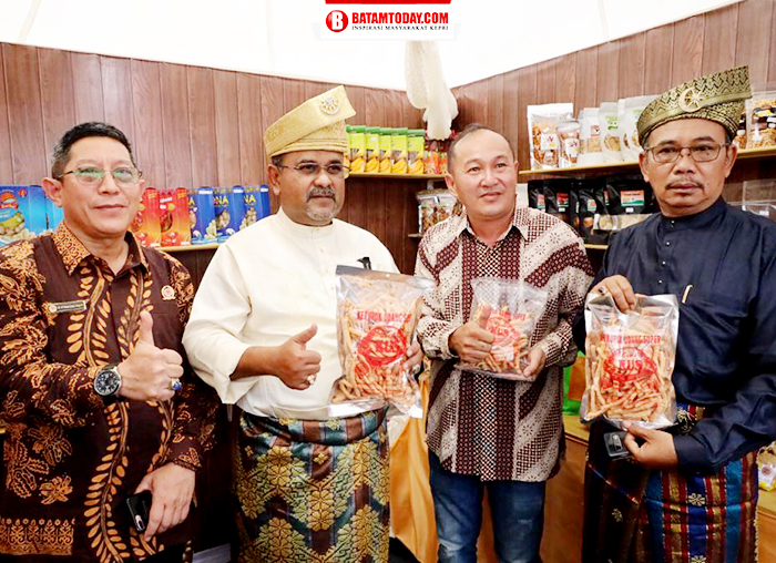 Bupati Karimun, Aunur Rafiq, Ketua DPRD Kabupaten Karimun, M. Yusuf Sirat dan Kadisnaker, Ir. Ruffindy Alamsjah saat foto bersama